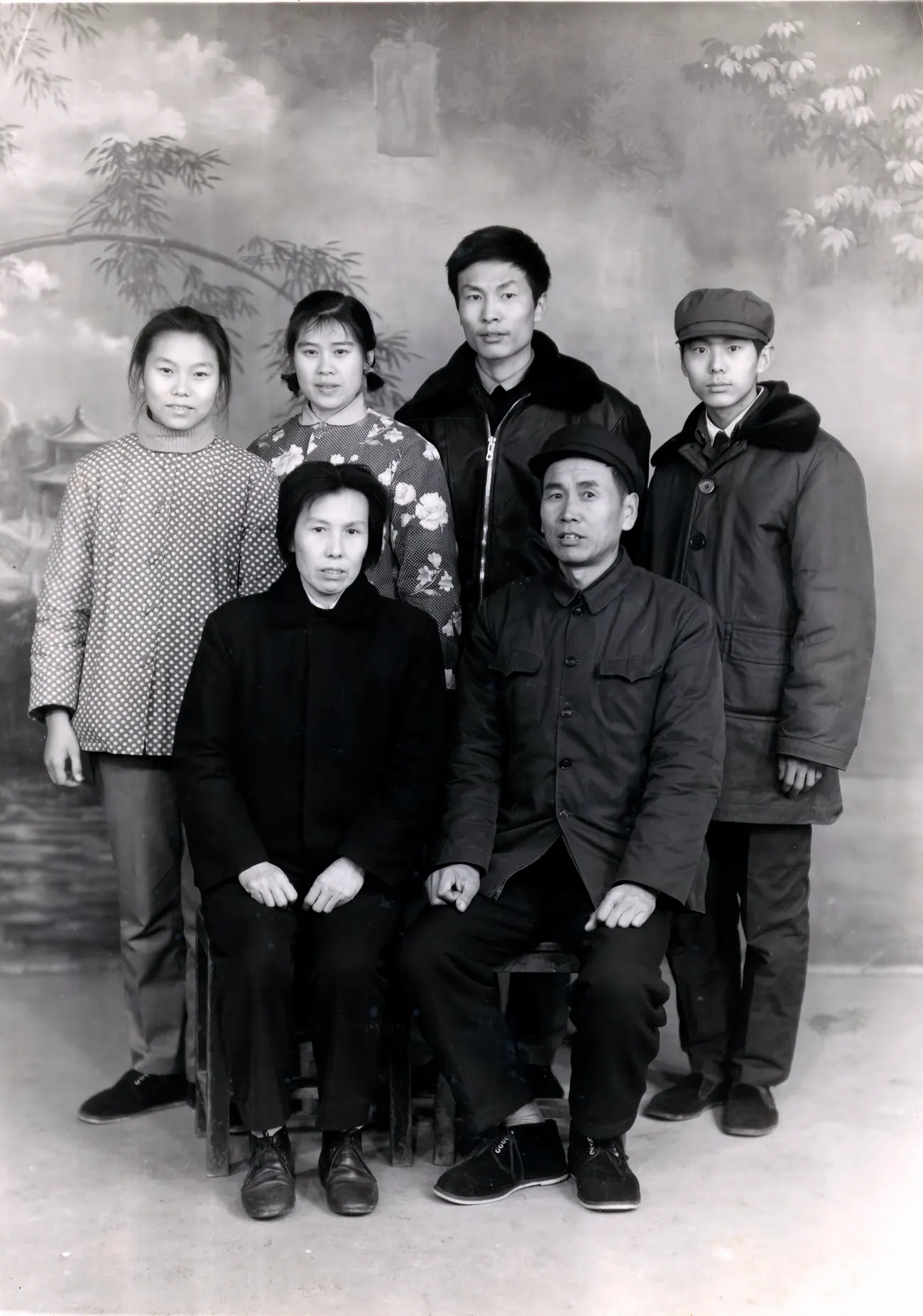 修复后的黑白家庭合影